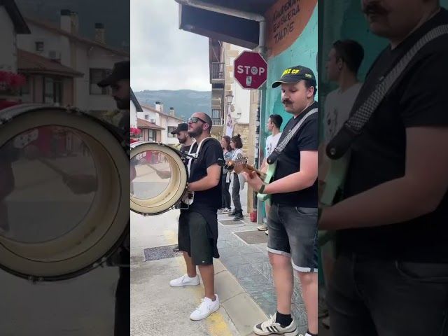 Joseto ta Alayak elektrotxaranga Hatortxu Rocken bideoaren irudi txikia