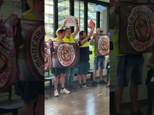 Aldundiaren bulegoak okupatu dituzte Maderas de Llodioko langileek bideoaren irudi txikia