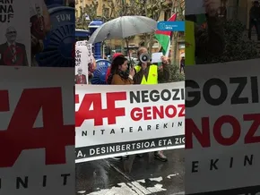 Palestina | CAF enpresa gipuzkoarrak Israelekin dituen negozioak salatzeko ekintza egin dute bideoaren irudi txikia
