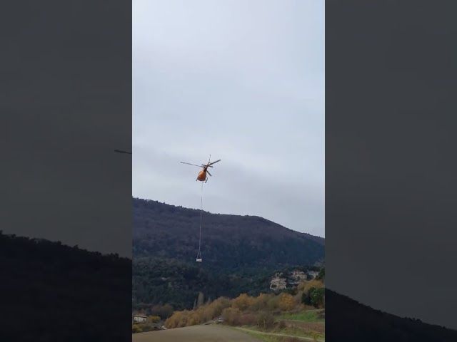 Helikopteroz igo dute Estulizko gaztelura zaharberritzearekin hasteko materiala. Bideoa: JA Salazar bideoaren irudi txikia