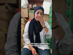 Halima Ahmed: «Migranteentzat 2.500 eta 4.000 otordu artean banatzen ari gara egunero» bideoaren irudi txikia
