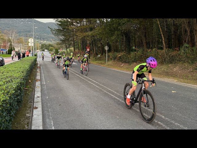 Arratiako Ziklista Elkarteko umeak badabiz Txiki Kopako Igorreko lasterketarako entrenetan bideoaren irudi txikia