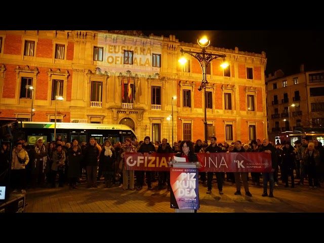 OFIZIALTASUNA | Elkarretaratzea: Nafarroako Euskararen Legearen 39. urteurrena bideoaren irudi txikia