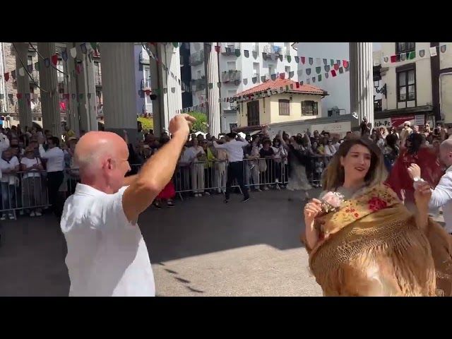 Santanazaleek soka-dantza egin dute Plaza Nagusian bideoaren irudi txikia