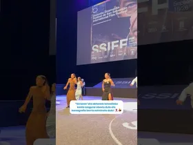 “GO!AZEN”eko AKTOREEK telesailaren KANTA EZAGUNA ABESTU dute Zinemaldiko aurrestreinaldian! 🎶💥 edukiaren irudi txikia
