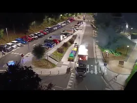 Papera eta kartoia jasotzen duen kamioi bateko kargak sua hartu du edukiaren irudi txikia