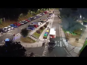 Papera eta kartoia jasotzen duen kamioi bateko kargak sua hartu du bideoaren irudi txikia