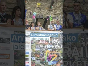 Auzolanari gorazarre eginda hasi dituzte Arrankudiagako jaiak bideoaren irudi txikia