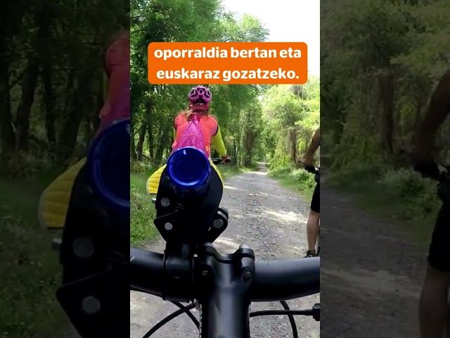 Euskal Herriko txokoak esploratzeko prest? Oporretan ere bizi euskaraz! bideoaren irudi txikia