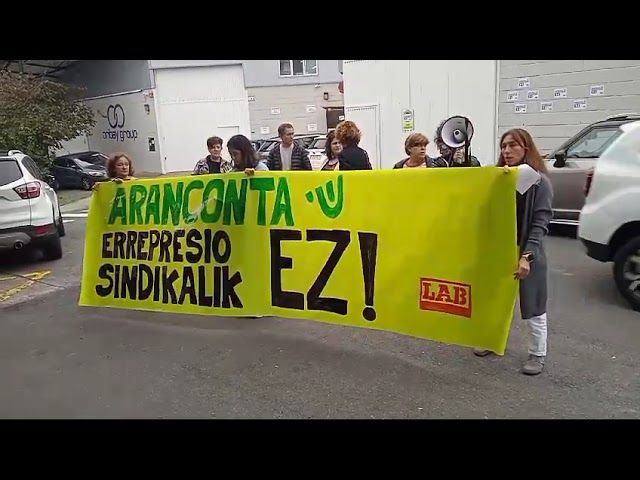 LABen protesta Araconta enpresaren aurrean bideoaren irudi txikia