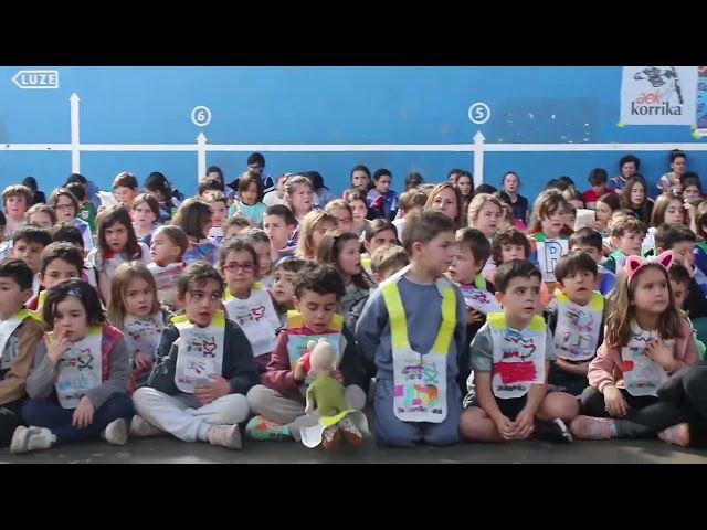 26/03/24 Udarregi ikastolakoen Korrika Txikiaren amaierako kantaldia bideoaren irudi txikia