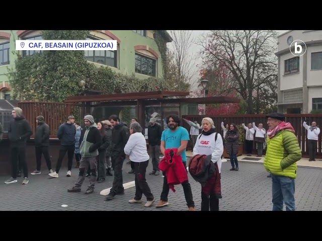 Hamar bat ekintzaile CAFen egoitza nagusiaren atarian lotu dira, Palestinaren alde bideoaren irudi txikia