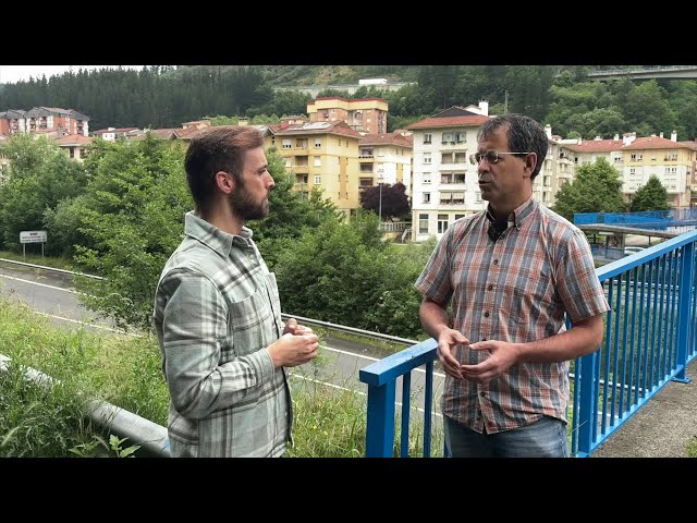 Nestor Arana, eraikinean eguzki plakak dituen eskoriatzarra bideoaren irudi txikia