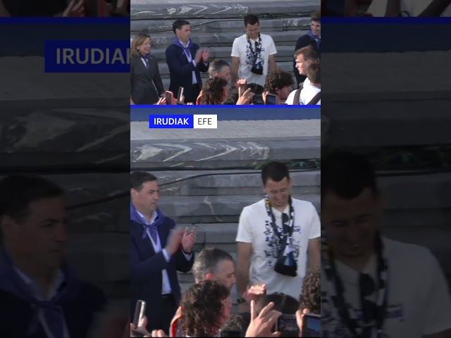 Txuri-urdinez jantzi da Donostia bideoaren irudi txikia