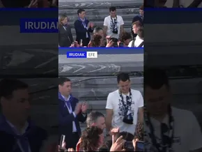 Txuri-urdinez jantzi da Donostia bideoaren irudi txikia