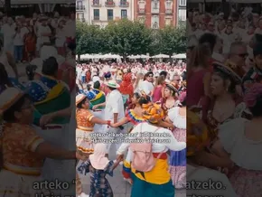 BIDEOA▶| Ehunka lagunek kalejira koloretsua egin dute sanferminetan kultur aniztasuna aldarrikatzeko bideoaren irudi txikia