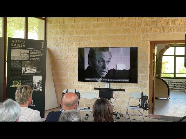 Kablearen Eguna ospatu dute Ataunen. Xabier Eskisabelek panel-erakusketa aurkeztu du. bideoaren irudi txikia