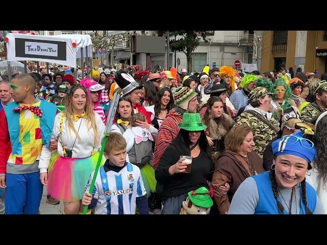 Plaza Zaharretlk zezen plazara kalejira bideoaren irudi txikia