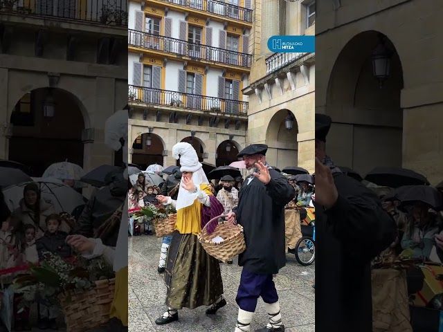 Olentzero eta Mari Domingi, Plaza Berrira iristen bideoaren irudi txikia