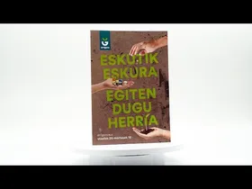 (Spot) ESKUTIK ESKURA EGITEN DUGU HERRIA | Eskutik Eskura 2026 edukiaren irudi txikia