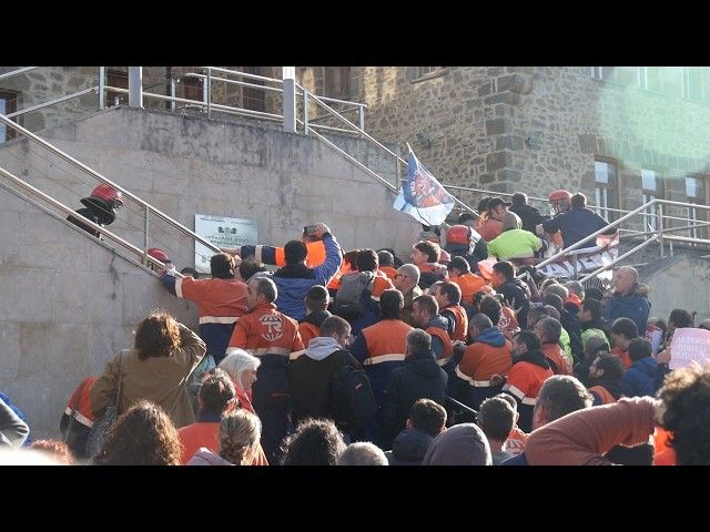 Ertzaintzaren polizia-lerroa gainditu eta Garapen Industrialaren bilera atarira eraman dute protesta bideoaren irudi txikia