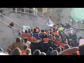 Ertzaintzaren polizia-lerroa gainditu eta Garapen Industrialaren bilera atarira eraman dute protesta edukiaren irudi txikia