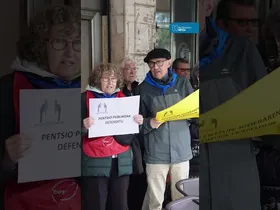 Pentsiodunak PPren egoitzaren aurrean elkarretaratu dira, pentsio duinak aldarrikatzeko edukiaren irudi txikia