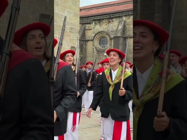 Emakume aitzindariei gorazarre eginez desfilatu du Jaizkibel konpainiak bideoaren irudi txikia
