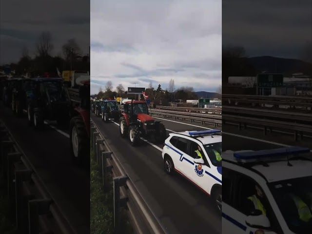 Nekazari eta abeltzainek Biriatuko pasabidea moztu dute bideoaren irudi txikia