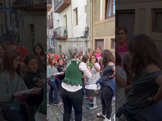 [GIZARTEA #Lekeitio] Sorginak zirelako gara jaialdia ari dira ospatzen, Mentxu Amunategirekin batera bideoaren irudi txikia