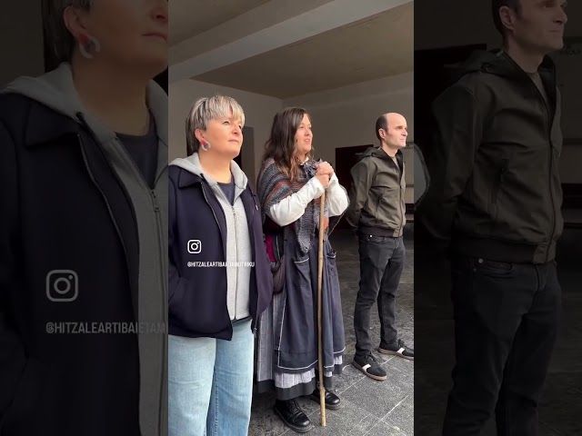 Oles eginez esnatu dira gaur mutrikuarrak. Goiko Plazan hasi dute erronda. bideoaren irudi txikia