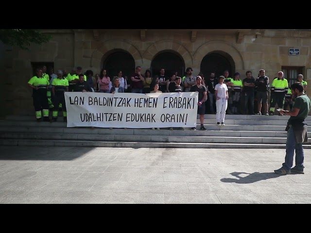 26/04/23 Bi orduko lanuztea egin dute udal langileek bideoaren irudi txikia