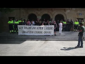 26/04/23 Bi orduko lanuztea egin dute udal langileek edukiaren irudi txikia