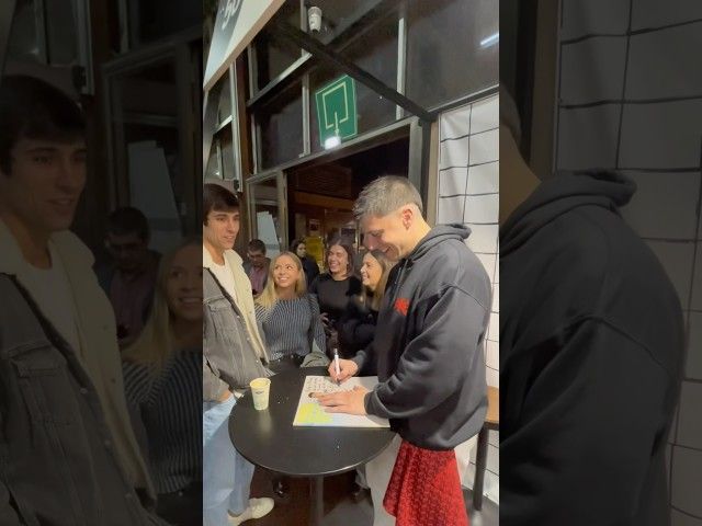 Halako zaleekin eta lagun artean azkar pasatzen da Durangoko Azoka! ❤️‍🔥✨ bideoaren irudi txikia