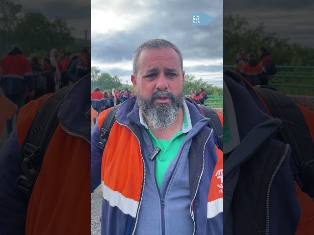 'Alfonbra gorria' jarri diote Tubos Reunidoseko langileek zuzendaritzari bideoaren irudi txikia