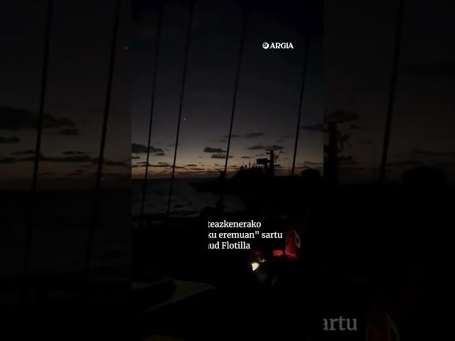 Alarmak bi aldiz jo du flotillan gauean zehar, ontzi eta urpekari militar sionistak hurbiltzean bideoaren irudi txikia