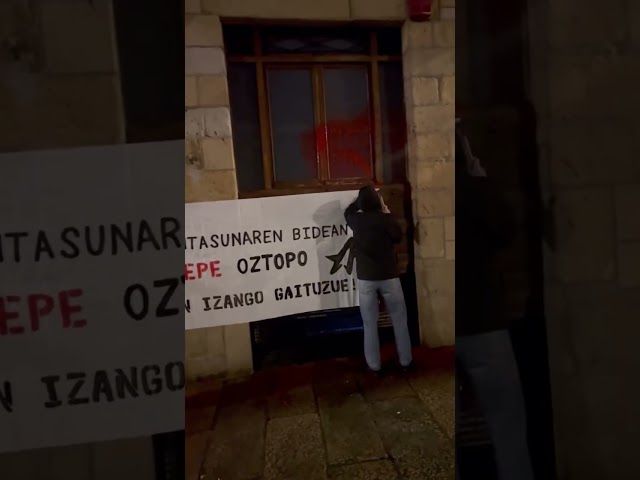 Aizepe elkarteari pintura gorria bota dio Ernaik, «jarrera matxista eta baztertzaileak» salatzeko bideoaren irudi txikia