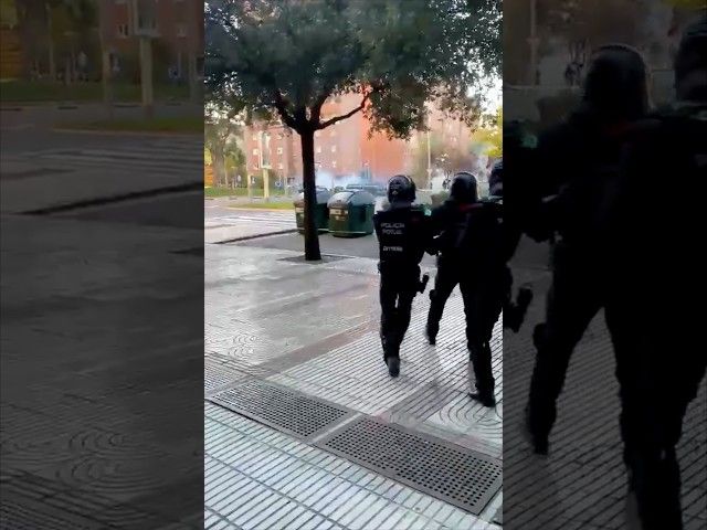 Vito Quilesen aurka bildutako antifaxisten kontra oldartu da Polizia bideoaren irudi txikia