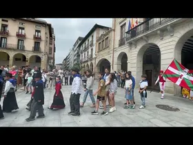 Zumarragan haurren eguna ospatzen ari dira. edukiaren irudi txikia