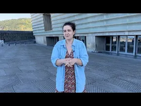 Uxue Arzelusen kritika | 'Coward' eta 'Seis meses en el edificio rosa con azul' bideoaren irudi txikia