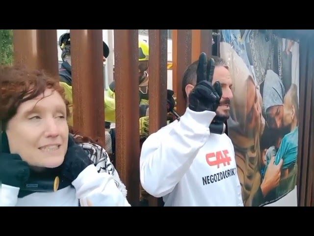 CAFeko sarrera nagusian Gazaren aldeko hamar ekintzaile kateatu dira bideoaren irudi txikia