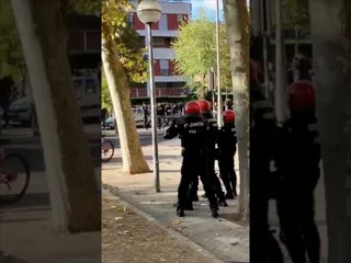 Polizia oldartu egin zaie etxegabetzea gelditzeko bildu direnei edukiaren irudi txikia
