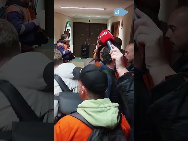 Tubos Reunidoseko bulego nagusietan sartzen saiatu dira gaur goizean langileak bideoaren irudi txikia