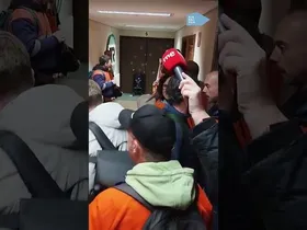 Tubos Reunidoseko bulego nagusietan sartzen saiatu dira gaur goizean langileak edukiaren irudi txikia