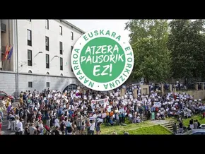 ATZERA PAUSORIK EZ! NIEren AGERRALDIA 26 04 22 HEZKUNTZA DEPARTAMENTUAREN AURREAN bideoaren irudi txikia
