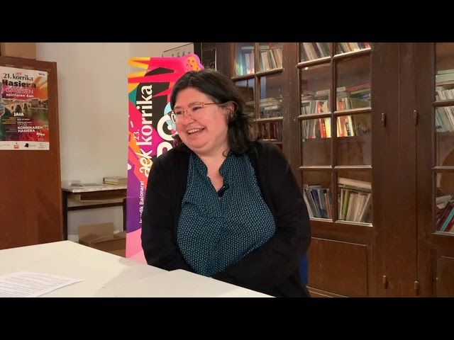 AEK(n) bizi  - Biarritzeko Gau Eskolako Karine erakaslea bideoaren irudi txikia