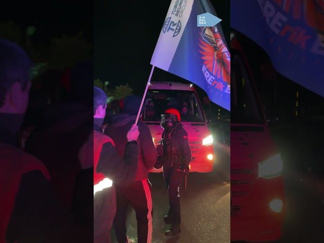 Autobusean eta oihu eta txistu artean sartu da Tubos Reunidoseko zuzendaritza bilerara bideoaren irudi txikia