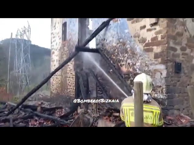 Zeberioko Etxebarri auzoko baserri bat guztiz erre da gauean zehar bideoaren irudi txikia