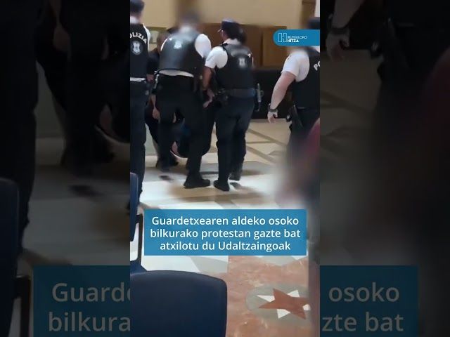 Guardetxearen aldeko osoko bilkurako protestan gazte bat atxilotu du Udaltzaingoak bideoaren irudi txikia
