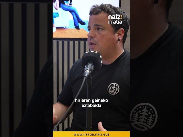 Asier Basurto Arruti eta ‘Turismoa, desazkundera bidaia’ liburua. bideoaren irudi txikia